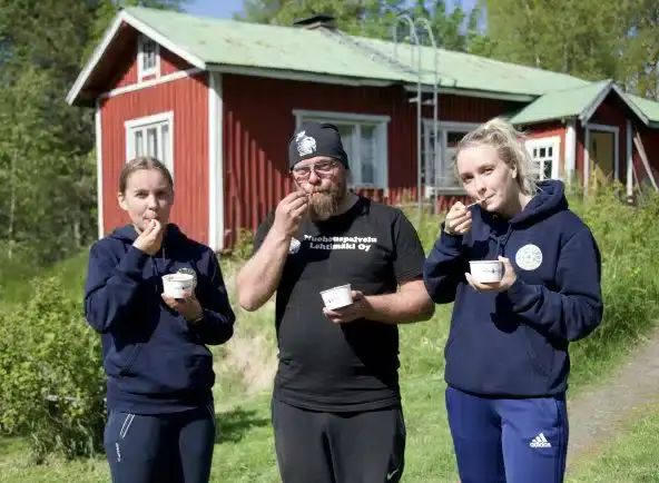 Kuva: Jalkapalloilijat Nokipoika-jäätelöiden äärellä – kausi ja jäätelökesä kuumimmillaan